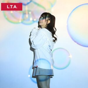 Rika Nakagawa Instagram - .
／
✨👚アパレルコラボ👚✨
＼

#LIVERTINEAGE さんと #中川梨花 の第2弾コラボ服の受注がスタート！🫧

今回は、TシャツとZIPパーカーです✨✨

イベントでも普段でも着られるお洒落なデザインにしたよ🖤⚡️ロゴにはある秘密が…！？🤭🪄
