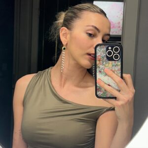 Riley Dandy Instagram - Some mirror selfies. What else do we live for. Last one is my true essence.🪞🪞🪞