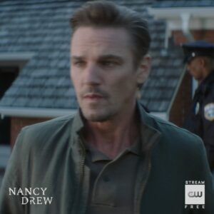 Riley Smith Instagram - That’s what ya get for trying to be “cool” dad.
@cw_nancydrew 
#nancydrew