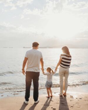 Riley Smith Instagram - This is 3. 
We constantly say
 “Shiloh, stop growing so fast!” To that she simply replies, 
“I can’t.” 
Lucky for us, somehow each day gets better and better…
Happy Third Birthday baby girl. 
I love you with all my heart. ❤️
.
.
.
Huge thank you to @elleb.xo for capturing our lil family 📸