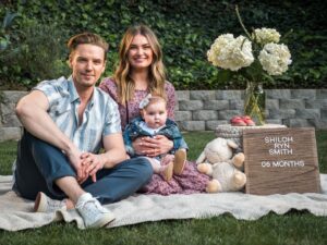 Riley Smith Instagram - Shiloh just turned 7 months old so here’s a family picture from her 6 month birthday that I’m finally getting around to posting. Because ya know, things have been a little crazy this past month. 📸 @corbego 🙏