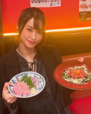 Rin Asuka Instagram - 肉刺しが大好きな私が😍
大阪に帰った時に見つけたお店🏬✨

@yakiniku_desse 
焼肉でっせ⇦

肉刺しの種類もさることながら、好きな厚切りタンも柔らかくでサックリとした歯触り🥺
ホルモンも種類豊富で安くて飲み放題をつけても2人で12000円位っ！

梅田にあって行きやすいからオススメします❤️
私もたん刺し、ハラミ刺しを求めてまた再訪問しようと決めました！！

お肉は体にいいからダイエット中も食べていいリストに入れてるんだ😋笑

#PR #焼肉でっせ #梅田焼肉 #大阪グルメ #和牛焼肉 #梅田昼飲み