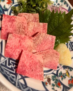 Rin Asuka Instagram - 肉刺しが大好きな私が😍
大阪に帰った時に見つけたお店🏬✨

@yakiniku_desse 
焼肉でっせ⇦

肉刺しの種類もさることながら、好きな厚切りタンも柔らかくでサックリとした歯触り🥺
ホルモンも種類豊富で安くて飲み放題をつけても2人で12000円位っ！

梅田にあって行きやすいからオススメします❤️
私もたん刺し、ハラミ刺しを求めてまた再訪問しようと決めました！！

お肉は体にいいからダイエット中も食べていいリストに入れてるんだ😋笑

#PR #焼肉でっせ #梅田焼肉 #大阪グルメ #和牛焼肉 #梅田昼飲み