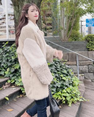 Rin Asuka Instagram - #私服 
毎年寒くなるのが早すぎて数回しか着てないかもしれないお気に入りの#エコファー コート🧥

フワフワで肌触りもいいのにお手入れもしやすく良き❤️

#秋服コーデ が大好きなのに結局分厚いコートでモコモコになって過ごすんだ笑

#stellamccartney #gucci #jacquemus 
#もこもこアウター #動物愛護 #動物性素材不使用 #フェイクファー #カジュアルコーデ #ゆるまき