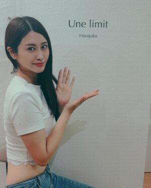 Rin Asuka Instagram - 人生2回目の肌管理💆✨
@unelimit_official  さんで今月も受けてきました❤️

前回で肌力を底上げしてもらってイキイキした肌状態を実感できたから１ヶ月間保ちながら生活できた実感あり…！

術前の測定でも目に見えた変化があり水分量も上がった印象で嬉しくなりました😭
クリスティーナの乳酸菌ピーリングが私には合うみたいで今回はさらにモチモチと水分量が上がり透明感とハリを写真でも確認できます👀

首筋から肩にかけて…
そしてパック中は足のマッサージも。お肌だけじゃなくて極上のリラックス時間を過ごせました❤️

次はカーボキシーを受けてみたいな🫧

お姉さん達が様々な美容話しと提案をしてくださるので本当楽しかった✨

#アンリミット#エステサロン#血流からアプローチ#月1の楽しみ#美容day#水光肌#jetpeel
#クリスティーナ#乳酸菌ピーリング#カーボキシー#肌質改善#ニキビ#デトックス
