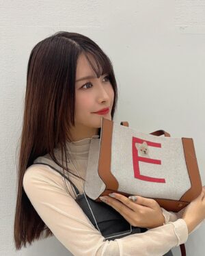 Rin Asuka Instagram - 夏素材なので今年はもうおしまいのイブちゃんバッグ👜✨

届いてから大事すぎて顔プリント擦れるの嫌すぎて数回しか出番なかったな❤️笑

帰りに大好きな#ガチャガチャ があったので回してきたよ🥺携帯ケースがホルダー付けれるやつになったからキーホルダータイプのを久々やった！！

大好きな#んぽちゃむ 
#味噌汁 #ミニチュア 
#ポップコーン 膨れた後のやつ当たって大満足の日🍿

#valentino #bag #愛犬 #ペットグッズ #ガチャガチャの森 #ストレートヘアー
