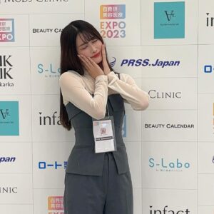 Rin Asuka Instagram - 美容情報満載🙌
#自費研expo に行ってきたよ❤️

私のほっぺが赤いのは炎症が起きてるからみたい🥹

他にも沢山色々な話が聞けて楽しかったし勉強なりました📚✨

#美容 #美容液 #スキンケア #肌荒れ #肌荒れ改善 #美容女子 #医療美容