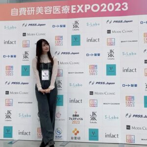 Rin Asuka Instagram - 美容情報満載🙌
#自費研expo に行ってきたよ❤️

私のほっぺが赤いのは炎症が起きてるからみたい🥹

他にも沢山色々な話が聞けて楽しかったし勉強なりました📚✨

#美容 #美容液 #スキンケア #肌荒れ #肌荒れ改善 #美容女子 #医療美容