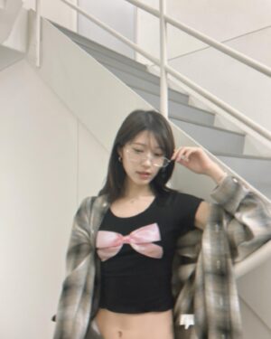 Rina Koyama Instagram - @yekooooong × @rooptokyo 🎀💕💕
コラボTシャツが、9/9まで購入できます🪽🪽
かわいいよね、りぼん💞💞

#ootd #daily #dailylook 
#오오티디 #오오티디룩 #오오티디패션 #패션그램 #韓国コーデ #韓国ファッション