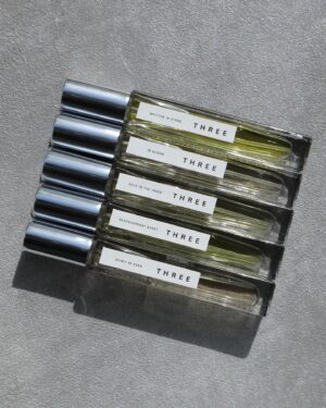 Rina Ohta Instagram - threeから新たにエッセンシャルオイルのみで作られた五つの香りのフレグランスが発売🌱
石、樹、花、種、果実と自然から着想を得た香りはthreeらしさが溢れていて、ゼラニウムベースのフレッシュさたっぷりの清涼感があり、疲れていた私の身体にすごく響いた。
香りの力って本当にすごいね。
実際試してみて良かったのは、リラックスのカテゴリーに入る樹の香りを就寝前につけて寝ること。
寝る前につけてもノーストレスで、アロマのように使えるのですごく癒される。
元々threeのルームフレグランスが大好きなので、直接身体につけられるオードトワレは普段の生活の場でも使えてとても幸せ〜🌿

@threecosmetics
 #エッセンシャルセンツ #フレグランス #PR