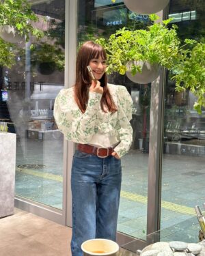 Rina Ohta Instagram - threeから新たにエッセンシャルオイルのみで作られた五つの香りのフレグランスが発売🌱
石、樹、花、種、果実と自然から着想を得た香りはthreeらしさが溢れていて、ゼラニウムベースのフレッシュさたっぷりの清涼感があり、疲れていた私の身体にすごく響いた。
香りの力って本当にすごいね。
実際試してみて良かったのは、リラックスのカテゴリーに入る樹の香りを就寝前につけて寝ること。
寝る前につけてもノーストレスで、アロマのように使えるのですごく癒される。
元々threeのルームフレグランスが大好きなので、直接身体につけられるオードトワレは普段の生活の場でも使えてとても幸せ〜🌿

@threecosmetics
 #エッセンシャルセンツ #フレグランス #PR