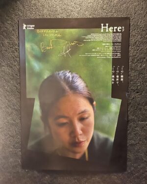 Rina Ohta Instagram - 二月は映画館にばかり足を運んでいる。ちょっと疲れてて、1人で過ごしたい、みたいな。でも何か世界は観たいというか。映画館に行って本読んでライン漫画読んでついでにたまにコメントとかまでしてる。（転生系が多い）

映画館は暗闇で自分の身体と頭の中を忘れさせてくれる。
色々考えたりするし感情的にもなるんだけどデトックスに近い。明るくなると自分の身体と頭を取り戻して、またちょっと新しくなってる気持ちになれる。
今年度に入って観た中で、わたしの中にずっと残ってる作品はダントツでラース・フォン・トリアーの「The Idiots」だな。もしかして不快感極まりない感じかなとか構えたけど、全然そんなことなかった。序盤で退出してる人、もったいなーいって思ったよ。余計なお世話だけど。かなり物議をかもしそうな内容だし、やってることふざけんなって話しなんだけど、なぜ人は誰がみても酷いと思うことをするのか。（ちなみにどんなに嫌と思っても私は最後まで見切る。けど映画館出たらみそくそに作品を罵倒しまくるタイプです。特に感想が何もないときがいちばん辛い。ちなみにパーフェクト・デイズは見終わったあとかなり怒りまくって友達に怒りのラインを送って迷惑かけたかもしれない。）
ラース・フォン・トリアーってなんでそんなに人間の醜悪さとか綺麗なものを気持ちよく掬い出せるのかな、と。描かれてる人間がすごく生きていて痛苦しくなってしまう。
観た後、生活の中で何度も思い出してるな。なんか本当に好きだった。未だにずっと考えてるけど、うまいことまとめれない。つまり良かったということです。
Blu-rayボックス出るらしいから買おうと思う（でも全部揃えるとなると約一年かけて10万くらいするんだよー😮‍💨💦💸）
ベルギー人監督のバス・ドゥヴォスの「Here」もよかった。
映画って視覚も聴覚も刺激するのに、あれ？なんでにおいはしないんだっけ？って思うくらい緑が香ってくる映画だった。わざわざ砂利道に足を踏み入れてジャリジャリ音を鳴らしながら音と足裏の感覚を楽しんだり、ザーザー振る大雨が傘に当たる音が気持ちよかったり、そんななんでもないけど良い瞬間が連続していた。人のためにも自分のためにもあたたかいスープを作るっていうのがよかったし、静かだけど音と画がとても美しい映画だった。もう一作の「ゴーストトロピック」は今週観に行く予定。
逆に侯孝賢の「ミレニアム・マンボ」は高校生のときぶりに観たけど、大人になってから観ると退屈だったな。侯孝賢はとても好きだけど。高校生のときは大人になるのがまだ未来の話だったから暗い部屋の中でブラウン管のテレビで観て良い感じだったんだけど、大人になって10数年ぶりに映画館でみたら音楽が鳴り続けているのがうるさくて、あと匂いがこびりついたかもしれんってくらい主人公が煙草吸ってて、観てるだけで咳き込みそうになった。（そういうことの中にいるのがつまり若さなのか！？）期待したほど、懐かしさとかもなかったんだよな。ただ主演のスー・チーは本当に素敵でかわいい。
あ、「哀れなるものたち」は映像と衣装、素晴らしかった。ただ原作読んでしまったものだから、内容がもの足りなくて、もし内容に不満があったりあの世界を掘り下げたいと思う人がいるのなら、原作がすごくおもしろいから読んでみてほしい。
おーそんな展開なのね、っていう。すごくよくできた話で、映画で描かれていることが全体のほんの一部というね。色んな視点により描かれている。だからこそ映画版はまた自由に解釈もできておもしろいのだけど。
はぁ長くなった。
あ、あとは自分のためのおしゃれを楽しんだな、2月。（記録に写真もっと撮ればよかった）楽しかった。今もそれは続いている。