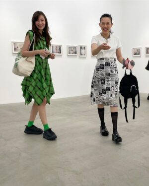 Rina Ohta Instagram - フミコちゃん @fumikoimano の展示オープニングに行ってきたよ🐇🍽📷
コロナ禍のパリにて、
フミコちゃんが滞在した閑散とした高級ホテルでの記録と記憶をたどっていると、
とても旅をしたくなった。