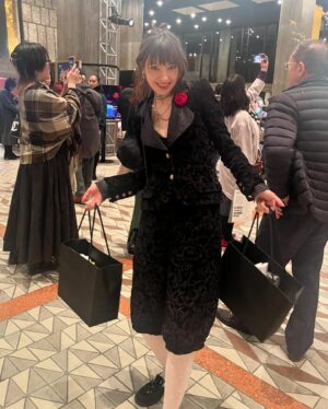 Rina Ohta Instagram - 二月は映画館にばかり足を運んでいる。ちょっと疲れてて、1人で過ごしたい、みたいな。でも何か世界は観たいというか。映画館に行って本読んでライン漫画読んでついでにたまにコメントとかまでしてる。（転生系が多い）

映画館は暗闇で自分の身体と頭の中を忘れさせてくれる。
色々考えたりするし感情的にもなるんだけどデトックスに近い。明るくなると自分の身体と頭を取り戻して、またちょっと新しくなってる気持ちになれる。
今年度に入って観た中で、わたしの中にずっと残ってる作品はダントツでラース・フォン・トリアーの「The Idiots」だな。もしかして不快感極まりない感じかなとか構えたけど、全然そんなことなかった。序盤で退出してる人、もったいなーいって思ったよ。余計なお世話だけど。かなり物議をかもしそうな内容だし、やってることふざけんなって話しなんだけど、なぜ人は誰がみても酷いと思うことをするのか。（ちなみにどんなに嫌と思っても私は最後まで見切る。けど映画館出たらみそくそに作品を罵倒しまくるタイプです。特に感想が何もないときがいちばん辛い。ちなみにパーフェクト・デイズは見終わったあとかなり怒りまくって友達に怒りのラインを送って迷惑かけたかもしれない。）
ラース・フォン・トリアーってなんでそんなに人間の醜悪さとか綺麗なものを気持ちよく掬い出せるのかな、と。描かれてる人間がすごく生きていて痛苦しくなってしまう。
観た後、生活の中で何度も思い出してるな。なんか本当に好きだった。未だにずっと考えてるけど、うまいことまとめれない。つまり良かったということです。
Blu-rayボックス出るらしいから買おうと思う（でも全部揃えるとなると約一年かけて10万くらいするんだよー😮‍💨💦💸）
ベルギー人監督のバス・ドゥヴォスの「Here」もよかった。
映画って視覚も聴覚も刺激するのに、あれ？なんでにおいはしないんだっけ？って思うくらい緑が香ってくる映画だった。わざわざ砂利道に足を踏み入れてジャリジャリ音を鳴らしながら音と足裏の感覚を楽しんだり、ザーザー振る大雨が傘に当たる音が気持ちよかったり、そんななんでもないけど良い瞬間が連続していた。人のためにも自分のためにもあたたかいスープを作るっていうのがよかったし、静かだけど音と画がとても美しい映画だった。もう一作の「ゴーストトロピック」は今週観に行く予定。
逆に侯孝賢の「ミレニアム・マンボ」は高校生のときぶりに観たけど、大人になってから観ると退屈だったな。侯孝賢はとても好きだけど。高校生のときは大人になるのがまだ未来の話だったから暗い部屋の中でブラウン管のテレビで観て良い感じだったんだけど、大人になって10数年ぶりに映画館でみたら音楽が鳴り続けているのがうるさくて、あと匂いがこびりついたかもしれんってくらい主人公が煙草吸ってて、観てるだけで咳き込みそうになった。（そういうことの中にいるのがつまり若さなのか！？）期待したほど、懐かしさとかもなかったんだよな。ただ主演のスー・チーは本当に素敵でかわいい。
あ、「哀れなるものたち」は映像と衣装、素晴らしかった。ただ原作読んでしまったものだから、内容がもの足りなくて、もし内容に不満があったりあの世界を掘り下げたいと思う人がいるのなら、原作がすごくおもしろいから読んでみてほしい。
おーそんな展開なのね、っていう。すごくよくできた話で、映画で描かれていることが全体のほんの一部というね。色んな視点により描かれている。だからこそ映画版はまた自由に解釈もできておもしろいのだけど。
はぁ長くなった。
あ、あとは自分のためのおしゃれを楽しんだな、2月。（記録に写真もっと撮ればよかった）楽しかった。今もそれは続いている。