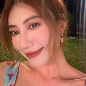 Ring Liao Instagram - 7月是最開心的月💛
2024下半年會更好😍

這次的髮色褪完也是好好看！
超顯氣色的！
可以找我設計師染同款 @dary_shih @redcorner_hair