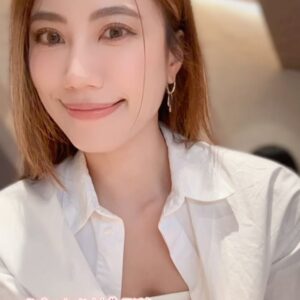 Ring Liao Instagram - #文末抽獎
女孩們！最強的膠原蛋白來了!!!

這大概是我近期吃過最好吃的膠原蛋白粉
因為是莓果口味，吃起來特別清爽～也沒有可怕的腥味！
每天早上空腹一包，真的覺得變亮許多
畢竟我這個月都在飛海島，居然也沒有變太黑！
算是意外中的驚喜!!!

🌟Me*code女神養FU粉
除了達到足量的『胜肽級膠原蛋白<1000da』
還添加了『指向型NMN』
有方向的補足該補的地方~才真正有效！
『奈米珍珠粉』『神經醯胺』『西印度櫻桃』及『輔酶Q10』
一包足足有8g這麼多！
因為真的太好吃，一不小心都很想多吃幾包😆

🌟Me*code斷電夜酵素
在上市記者會那天，就有好多真食用戶體驗後告訴大家
如果想要一夜好眠！徹底斷電！真的要試試！
裡面有『雙效專利．緩釋型GABA 』
能在體內緩慢釋放長達3小時，輕鬆當個睡美人！
我一直以來都是淺眠容易做夢的人
食用後真的覺得睡的很好🥹跟手機一樣 斷電，重開機！

身為現代人，內服保養真的很必要！
都沒時間好好吃飯了⋯哪有辦法吃到每日足夠的營養素！
跟著我一起吃Me*code吧💛 @mecode_life 

快到Me*code官網結帳輸入
✨我的專屬折扣碼【itsringring】
全館滿$2000現折$200唷!!
使用期限：2024/6/19(三)~2024/7/19(五)

🎁我要送出價值$1680的早晚體驗組🌟2組！
「女神養FU粉7入 斷電夜酵素7入」

方法：
❶按讚貼文 追蹤 @mecode_life @itsringring 
❷tag@２位朋友   隨意留言
*可重複留言，記得@不同人即可！
即可參加抽獎囉🎉

我會在06/26晚上18：00抽出得獎者！

#mecodelife
#日日足量真實美麗
#mecode一口就足GO
#女神養FU粉 #斷電夜酵素