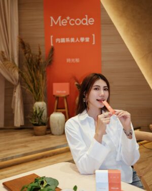 Ring Liao Instagram - #文末抽獎
女孩們！最強的膠原蛋白來了!!!

這大概是我近期吃過最好吃的膠原蛋白粉
因為是莓果口味，吃起來特別清爽～也沒有可怕的腥味！
每天早上空腹一包，真的覺得變亮許多
畢竟我這個月都在飛海島，居然也沒有變太黑！
算是意外中的驚喜!!!

🌟Me*code女神養FU粉
除了達到足量的『胜肽級膠原蛋白<1000da』
還添加了『指向型NMN』
有方向的補足該補的地方~才真正有效！
『奈米珍珠粉』『神經醯胺』『西印度櫻桃』及『輔酶Q10』
一包足足有8g這麼多！
因為真的太好吃，一不小心都很想多吃幾包😆

🌟Me*code斷電夜酵素
在上市記者會那天，就有好多真食用戶體驗後告訴大家
如果想要一夜好眠！徹底斷電！真的要試試！
裡面有『雙效專利．緩釋型GABA 』
能在體內緩慢釋放長達3小時，輕鬆當個睡美人！
我一直以來都是淺眠容易做夢的人
食用後真的覺得睡的很好🥹跟手機一樣 斷電，重開機！

身為現代人，內服保養真的很必要！
都沒時間好好吃飯了⋯哪有辦法吃到每日足夠的營養素！
跟著我一起吃Me*code吧💛 @mecode_life 

快到Me*code官網結帳輸入
✨我的專屬折扣碼【itsringring】
全館滿$2000現折$200唷!!
使用期限：2024/6/19(三)~2024/7/19(五)

🎁我要送出價值$1680的早晚體驗組🌟2組！
「女神養FU粉7入 斷電夜酵素7入」

方法：
❶按讚貼文 追蹤 @mecode_life @itsringring 
❷tag@２位朋友   隨意留言
*可重複留言，記得@不同人即可！
即可參加抽獎囉🎉

我會在06/26晚上18：00抽出得獎者！

#mecodelife
#日日足量真實美麗
#mecode一口就足GO
#女神養FU粉 #斷電夜酵素