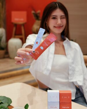 Ring Liao Instagram - #文末抽獎
女孩們！最強的膠原蛋白來了!!!

這大概是我近期吃過最好吃的膠原蛋白粉
因為是莓果口味，吃起來特別清爽～也沒有可怕的腥味！
每天早上空腹一包，真的覺得變亮許多
畢竟我這個月都在飛海島，居然也沒有變太黑！
算是意外中的驚喜!!!

🌟Me*code女神養FU粉
除了達到足量的『胜肽級膠原蛋白<1000da』
還添加了『指向型NMN』
有方向的補足該補的地方~才真正有效！
『奈米珍珠粉』『神經醯胺』『西印度櫻桃』及『輔酶Q10』
一包足足有8g這麼多！
因為真的太好吃，一不小心都很想多吃幾包😆

🌟Me*code斷電夜酵素
在上市記者會那天，就有好多真食用戶體驗後告訴大家
如果想要一夜好眠！徹底斷電！真的要試試！
裡面有『雙效專利．緩釋型GABA 』
能在體內緩慢釋放長達3小時，輕鬆當個睡美人！
我一直以來都是淺眠容易做夢的人
食用後真的覺得睡的很好🥹跟手機一樣 斷電，重開機！

身為現代人，內服保養真的很必要！
都沒時間好好吃飯了⋯哪有辦法吃到每日足夠的營養素！
跟著我一起吃Me*code吧💛 @mecode_life 

快到Me*code官網結帳輸入
✨我的專屬折扣碼【itsringring】
全館滿$2000現折$200唷!!
使用期限：2024/6/19(三)~2024/7/19(五)

🎁我要送出價值$1680的早晚體驗組🌟2組！
「女神養FU粉7入 斷電夜酵素7入」

方法：
❶按讚貼文 追蹤 @mecode_life @itsringring 
❷tag@２位朋友   隨意留言
*可重複留言，記得@不同人即可！
即可參加抽獎囉🎉

我會在06/26晚上18：00抽出得獎者！

#mecodelife
#日日足量真實美麗
#mecode一口就足GO
#女神養FU粉 #斷電夜酵素