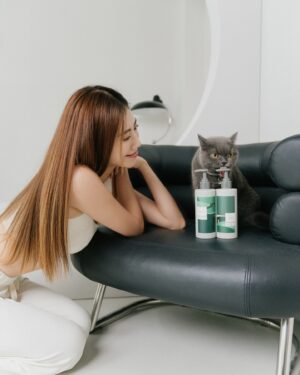 Ring Liao Instagram - 自從養了小笨寶貝後
就更注家裡的香氛及身上擦的香水
畢竟貓咪的嗅覺比人與狗狗更敏感！
對他們有害的物質真的絕對不要使用🤚🏻

「貓奴味」主打天然精油氣味
成份經過貓專科獸醫認證安全無慮！
也經過專業藥師、芳療師開發，能滿足喜愛香氛的貓奴
最挑剔的成分！
連孕婦、寶寶、蠶豆症家庭皆適用

洗沐組有種清甜的木質調香氣
不管是沐浴乳或乳液都有很放鬆的味道～～
一起來當一個稱職的主子吧🐱

#貓咪最愛的味道 #寵物友善Ｂ5植萃乳液 #不怕⽑⼩孩舔的乳液
