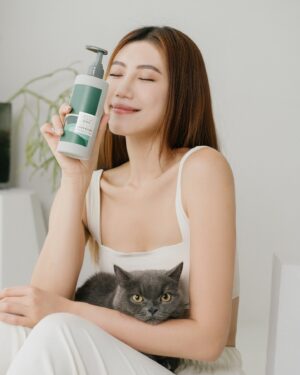 Ring Liao Instagram - 自從養了小笨寶貝後
就更注家裡的香氛及身上擦的香水
畢竟貓咪的嗅覺比人與狗狗更敏感！
對他們有害的物質真的絕對不要使用🤚🏻

「貓奴味」主打天然精油氣味
成份經過貓專科獸醫認證安全無慮！
也經過專業藥師、芳療師開發，能滿足喜愛香氛的貓奴
最挑剔的成分！
連孕婦、寶寶、蠶豆症家庭皆適用

洗沐組有種清甜的木質調香氣
不管是沐浴乳或乳液都有很放鬆的味道～～
一起來當一個稱職的主子吧🐱

#貓咪最愛的味道 #寵物友善Ｂ5植萃乳液 #不怕⽑⼩孩舔的乳液