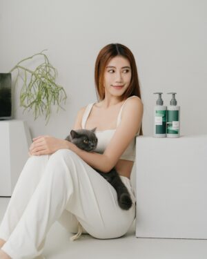 Ring Liao Instagram - 自從養了小笨寶貝後
就更注家裡的香氛及身上擦的香水
畢竟貓咪的嗅覺比人與狗狗更敏感！
對他們有害的物質真的絕對不要使用🤚🏻

「貓奴味」主打天然精油氣味
成份經過貓專科獸醫認證安全無慮！
也經過專業藥師、芳療師開發，能滿足喜愛香氛的貓奴
最挑剔的成分！
連孕婦、寶寶、蠶豆症家庭皆適用

洗沐組有種清甜的木質調香氣
不管是沐浴乳或乳液都有很放鬆的味道～～
一起來當一個稱職的主子吧🐱

#貓咪最愛的味道 #寵物友善Ｂ5植萃乳液 #不怕⽑⼩孩舔的乳液