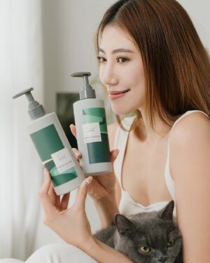 Ring Liao Instagram - 自從養了小笨寶貝後
就更注家裡的香氛及身上擦的香水
畢竟貓咪的嗅覺比人與狗狗更敏感！
對他們有害的物質真的絕對不要使用🤚🏻

「貓奴味」主打天然精油氣味
成份經過貓專科獸醫認證安全無慮！
也經過專業藥師、芳療師開發，能滿足喜愛香氛的貓奴
最挑剔的成分！
連孕婦、寶寶、蠶豆症家庭皆適用

洗沐組有種清甜的木質調香氣
不管是沐浴乳或乳液都有很放鬆的味道～～
一起來當一個稱職的主子吧🐱

#貓咪最愛的味道 #寵物友善Ｂ5植萃乳液 #不怕⽑⼩孩舔的乳液