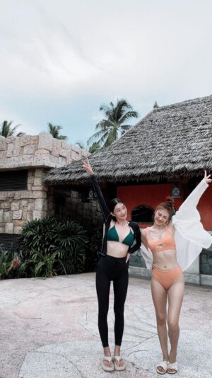 Ring Liao Instagram - 富國島🏝️跳島行程一日游 必玩！
收藏起來不迷路！
影片最後有折扣碼，記得領取！！

不得不說，一整天從跳島、纜車、一直到水上樂園
都是水，玩的超過癮
我們的行程是交給 @outo.journeys 安排的
可以客制化安排，全程也都有中文導遊陪伴，還有專屬司機
讓你玩的超級安心！真的很推！

📍沙灘盪鞦韆
這個不單純拍照而已，是面對海盪鞦韆真的很舒服！
📍岸邊空拍機
我們團費有包含在內，最後面會拍到整個島的景，還有兩種顏色的海，真的炸美!!!!!必須拍！
📍浮潛
岸上就看的到滿滿的珊瑚礁，下水後魚也超多！
水很清澈，能見度非常高！
📍SUP
這裡的SUP不會濕！會從岸邊讓你上去再用釣魚線把你推走😆
可以穿超美洋裝也可以穿比基尼

📍世界最長跨海纜車
從水上樂園回到日落小鎮的時候必搭！
車廂最多可容納30人，沿途有風不會太熱
大概要乘坐30分鐘（其實途中有一點點小刺激）

📍日落小鎮=越南版地中海
這邊真的超殺底片，一定要去拍好拍滿！

大概的景點都列給大家了～
去富國島一定要抓一天去玩好玩滿唷🥰

#outo #奧拓 #越南自由行 #富國島 #phuquocbeach