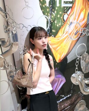Rinka Otani Instagram - YIEYIE POPUP @yieyie_official 

私が持っているのは今回だけの限定モデル🎀
7/2まで、伊勢丹新宿にて。
お近くに行った際はぜひ覗いてみてください🫶🏻