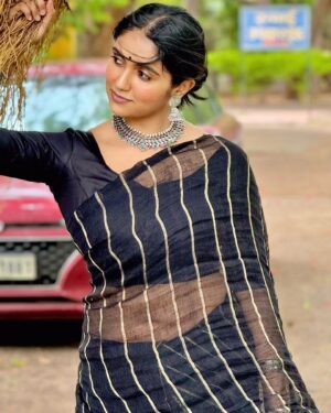 Rinku Rajguru Instagram - सारे रंगों से दूर है ♠️
सांवले रंग का सुरूर है 🌪️🎼
 
Saree @chidiyaaonline 
Blouse @advikafashion_ 
#rinkurajguru