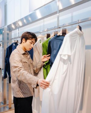 Rintaro Hachimura Instagram - @herno_official 

HERNO 青山店で開催中の HERNO GLOBE ANREALAGE ポップインイベントに颯と希空と遊びに行かせていただきました。
@fu_takahashi_official @noafukuzawa_watwing 

気品あるHERNOの雰囲気に、ANREALAGEとの環境に配慮された素材で作られたこだわりのあるシルエットがマッチしていて、どれもとても素敵なアイテムばかりでした。購入またはLINEのお友達登録で特設フォトブースの体験が可能なのですが、颯と希空と思い出の一枚を撮ってきました🙌
29日までポップアップが開催されているみたいなので、是非みなさん立ち寄ってみてください。

#Herno #UrbanOuterwearCouture
#HernoSS24 #HernoClub #Anrealage #PR