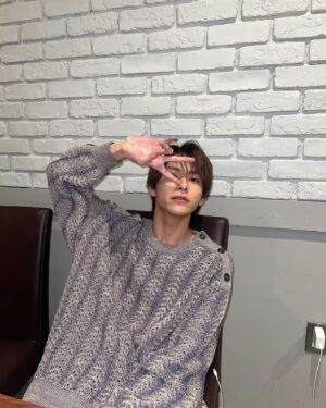 Rio Komiya Instagram - 昨日の小宮です

米粉タイムズ0.5周年記念インスタライブありがとうございました︎☺︎

昼は暖かく夜は寒いのでニットが凄く気持ち良いです
体温調節にはお気をつけて🧎