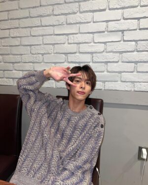 Rio Komiya Instagram - 昨日の小宮です

米粉タイムズ0.5周年記念インスタライブありがとうございました︎☺︎

昼は暖かく夜は寒いのでニットが凄く気持ち良いです
体温調節にはお気をつけて🧎