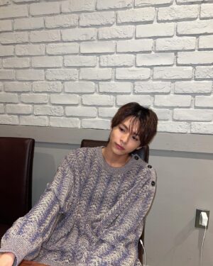 Rio Komiya Instagram - 昨日の小宮です

米粉タイムズ0.5周年記念インスタライブありがとうございました︎☺︎

昼は暖かく夜は寒いのでニットが凄く気持ち良いです
体温調節にはお気をつけて🧎