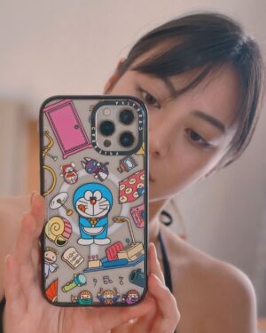 Rio Yamashita Instagram - ドラえもんと、どこでもドアでエジプトに遊びにきたよ〜！🦋
CASETiFYとドラえもんのコラボ♡
さいこうに可愛い〜！

@casetify_jp 
#PR #CASETiFY
#DoraemonCASETiFY