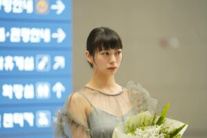 Rio Yamashita Instagram - Netflix「韓国ドラマな恋がしたい」
最後までご覧いただき、ありがとうございました！！

🕊️

さて、ちょっとだけ語ってみよう。笑

今までの人生で、私から好きになって想いが伝わったことは一度もありませんでした。
だから恋愛にどんどんネガティヴになっていって、好きな人ができると、どうせブスだし。ダメな人間だし。どうか見ないでー！って、性格までブスになっていく始末。何度か友達と好きな人が被ったこともあって、そんな時もいつも自分の気持ちを封印してきたし、そうしてるうちに好きな気持ちを封印するのが得意になっていったんだと思います。
人を好きになるのは恥ずかしいこと。
そんな自分が大嫌いでした。
結局お芝居が好きなのは、私以外の誰かになれることができるから、お芝居は私の逃げ場だったんです。

今回の出演は、そんな私自身とお芝居と向き合う大きなチャンスだと思いました。
何故、お芝居でできることが私生活だとできないのか。かといって、私生活でも仮面をかぶって演技することはできたんだけど。
如何にありのままの自分でいられるか。
それが配信されて、自分がどう見るのか、みんながどう見るのか、とても興味があったから、本当に自分自身への実験でした。
そして、本当に剥き出しの山下リオでやれたかなと思います。
（1カ月の生活の時間でいうと、配信されている部分はあまりに少なく、私のほんの一部かなとは思うけど😏）
今回の経験を通して、今は何か答えが見つかった気がする！

途中、ヘイトコメントに傷ついたこともありましたが、最後まで応援してくださった皆様には本当に感謝します！いつも優しいコメントをありがとう。

この経験をまた役者に生かして、頑張っていくよ〜☺️✨

ともあれ、配信はずっとされております！
年末でもお正月でも！まだまだ沢山の方に観ていただきたいです！みんなも友達にオススメしてね〜❤️
まだまだ「韓国ドラマな恋がしたい」をよろしくお願いします！
Thank you♡

#韓国ドラマな恋がしたい
@dorakoi_abema_official 
@netflixjp 
#Netflix #ネットフリックス
#韓ドラ恋
#lovelikeakdrama