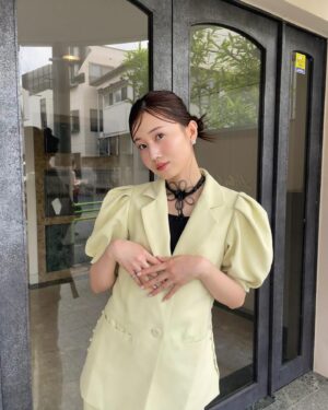 Ririko Masuzawa Instagram - 🍐🎀🖤🌼*°¨
.
.
お呼ばれな装い🥂♡
@nahosaito_log さんにセットして貰った
リボンカチモリ(動画も見てね)、
クール&ラブリーすぎてお気に入り🐈‍⬛
#りりこふく #お呼ばれコーデ #お呼ばれヘア