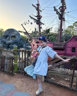 Ririko Masuzawa Instagram - ⁡
☁️⛰️𝙏𝙝𝙞𝙣𝙠 𝙤𝙛 𝙩𝙝𝙚 𝙝𝙖𝙥𝙥𝙞𝙚𝙨𝙩 𝙩𝙝𝙞𝙣𝙜𝙨✨🧚‍♀️
⁡
ファンタジースプリングスの中で
一番心待ちにしていた
『ピーター・パン』のエリア🐊🫧
⁡
ネバーランドそのもので、本当に感動🥺
ピクシーホロウにも遊びに行けるので、
本当に本当に幸せな空間でした🐻🦊🐰🦨🦝🦝
⁡
「ピーターパンのネバーランドアドベンチャー」は
ピーターパン達と本当に空を飛べるので、
わたしの夢は叶いました😭😭😭🩵💙🩵💙
作中に出てくるキャラクターが余す事なく
出て来て、乗り終わった後に"皆いる‼️"と叫んだ程😂
ピーターはイケメンだし、
ウェンディ、ティンク、ナナ、マーメイド、マイケル、マイケルのテディ、ジョン、リリー、ロストボーイズは本当に可愛くて(多)幸せ………
三半規管が弱い方は酔い止め飲んで乗るのがいいかも🫨
⁡
「フェアリー・ティンカーベルのビジーバギー」は
キッズも楽しく乗れるけど、動きがふわふわしてて
一つ一つの四季の景色が『ティンカー・ベル』
シリーズで出てくる景色を思い出させてくれるし、
お馴染みの動物達もいるので超満足でした🐞🌼
海賊船からネバーランドが見えるのもとっても可愛かったな…
もっとじっくり見たい…グッズも買えなかった分早く買いたい……！
⁡
⁡
いつ妖精の粉をかけられても、
空を飛べるような人間になりたいと思っているけれど、
そんな願いが叶う場所でした🌠
⁡ thank you so much❤︎ @tokyodisneyresort_official 
#東京ディズニーシー #東京ディズニーリゾート #ファンタジースプリングス #tokyodisneysea #tokyodisneyresort #fantasysprings #ピーターパン #ティンカーベル #peterpan #tinkerbell #neverland #ピーターパンのネバーランドアドベンチャー #フェアリーティンカーベルのビジーバギー