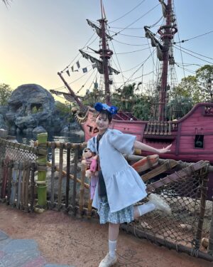 Ririko Masuzawa Instagram - ⁡
☁️⛰️𝙏𝙝𝙞𝙣𝙠 𝙤𝙛 𝙩𝙝𝙚 𝙝𝙖𝙥𝙥𝙞𝙚𝙨𝙩 𝙩𝙝𝙞𝙣𝙜𝙨✨🧚‍♀️
⁡
ファンタジースプリングスの中で
一番心待ちにしていた
『ピーター・パン』のエリア🐊🫧
⁡
ネバーランドそのもので、本当に感動🥺
ピクシーホロウにも遊びに行けるので、
本当に本当に幸せな空間でした🐻🦊🐰🦨🦝🦝
⁡
「ピーターパンのネバーランドアドベンチャー」は
ピーターパン達と本当に空を飛べるので、
わたしの夢は叶いました😭😭😭🩵💙🩵💙
作中に出てくるキャラクターが余す事なく
出て来て、乗り終わった後に"皆いる‼️"と叫んだ程😂
ピーターはイケメンだし、
ウェンディ、ティンク、ナナ、マーメイド、マイケル、マイケルのテディ、ジョン、リリー、ロストボーイズは本当に可愛くて(多)幸せ………
三半規管が弱い方は酔い止め飲んで乗るのがいいかも🫨
⁡
「フェアリー・ティンカーベルのビジーバギー」は
キッズも楽しく乗れるけど、動きがふわふわしてて
一つ一つの四季の景色が『ティンカー・ベル』
シリーズで出てくる景色を思い出させてくれるし、
お馴染みの動物達もいるので超満足でした🐞🌼
海賊船からネバーランドが見えるのもとっても可愛かったな…
もっとじっくり見たい…グッズも買えなかった分早く買いたい……！
⁡
⁡
いつ妖精の粉をかけられても、
空を飛べるような人間になりたいと思っているけれど、
そんな願いが叶う場所でした🌠
⁡ thank you so much❤︎ @tokyodisneyresort_official 
#東京ディズニーシー #東京ディズニーリゾート #ファンタジースプリングス #tokyodisneysea #tokyodisneyresort #fantasysprings #ピーターパン #ティンカーベル #peterpan #tinkerbell #neverland #ピーターパンのネバーランドアドベンチャー #フェアリーティンカーベルのビジーバギー