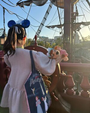Ririko Masuzawa Instagram - ⁡
☁️⛰️𝙏𝙝𝙞𝙣𝙠 𝙤𝙛 𝙩𝙝𝙚 𝙝𝙖𝙥𝙥𝙞𝙚𝙨𝙩 𝙩𝙝𝙞𝙣𝙜𝙨✨🧚‍♀️
⁡
ファンタジースプリングスの中で
一番心待ちにしていた
『ピーター・パン』のエリア🐊🫧
⁡
ネバーランドそのもので、本当に感動🥺
ピクシーホロウにも遊びに行けるので、
本当に本当に幸せな空間でした🐻🦊🐰🦨🦝🦝
⁡
「ピーターパンのネバーランドアドベンチャー」は
ピーターパン達と本当に空を飛べるので、
わたしの夢は叶いました😭😭😭🩵💙🩵💙
作中に出てくるキャラクターが余す事なく
出て来て、乗り終わった後に"皆いる‼️"と叫んだ程😂
ピーターはイケメンだし、
ウェンディ、ティンク、ナナ、マーメイド、マイケル、マイケルのテディ、ジョン、リリー、ロストボーイズは本当に可愛くて(多)幸せ………
三半規管が弱い方は酔い止め飲んで乗るのがいいかも🫨
⁡
「フェアリー・ティンカーベルのビジーバギー」は
キッズも楽しく乗れるけど、動きがふわふわしてて
一つ一つの四季の景色が『ティンカー・ベル』
シリーズで出てくる景色を思い出させてくれるし、
お馴染みの動物達もいるので超満足でした🐞🌼
海賊船からネバーランドが見えるのもとっても可愛かったな…
もっとじっくり見たい…グッズも買えなかった分早く買いたい……！
⁡
⁡
いつ妖精の粉をかけられても、
空を飛べるような人間になりたいと思っているけれど、
そんな願いが叶う場所でした🌠
⁡ thank you so much❤︎ @tokyodisneyresort_official 
#東京ディズニーシー #東京ディズニーリゾート #ファンタジースプリングス #tokyodisneysea #tokyodisneyresort #fantasysprings #ピーターパン #ティンカーベル #peterpan #tinkerbell #neverland #ピーターパンのネバーランドアドベンチャー #フェアリーティンカーベルのビジーバギー