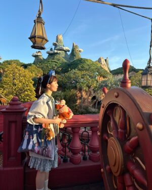 Ririko Masuzawa Instagram - ⁡
☁️⛰️𝙏𝙝𝙞𝙣𝙠 𝙤𝙛 𝙩𝙝𝙚 𝙝𝙖𝙥𝙥𝙞𝙚𝙨𝙩 𝙩𝙝𝙞𝙣𝙜𝙨✨🧚‍♀️
⁡
ファンタジースプリングスの中で
一番心待ちにしていた
『ピーター・パン』のエリア🐊🫧
⁡
ネバーランドそのもので、本当に感動🥺
ピクシーホロウにも遊びに行けるので、
本当に本当に幸せな空間でした🐻🦊🐰🦨🦝🦝
⁡
「ピーターパンのネバーランドアドベンチャー」は
ピーターパン達と本当に空を飛べるので、
わたしの夢は叶いました😭😭😭🩵💙🩵💙
作中に出てくるキャラクターが余す事なく
出て来て、乗り終わった後に"皆いる‼️"と叫んだ程😂
ピーターはイケメンだし、
ウェンディ、ティンク、ナナ、マーメイド、マイケル、マイケルのテディ、ジョン、リリー、ロストボーイズは本当に可愛くて(多)幸せ………
三半規管が弱い方は酔い止め飲んで乗るのがいいかも🫨
⁡
「フェアリー・ティンカーベルのビジーバギー」は
キッズも楽しく乗れるけど、動きがふわふわしてて
一つ一つの四季の景色が『ティンカー・ベル』
シリーズで出てくる景色を思い出させてくれるし、
お馴染みの動物達もいるので超満足でした🐞🌼
海賊船からネバーランドが見えるのもとっても可愛かったな…
もっとじっくり見たい…グッズも買えなかった分早く買いたい……！
⁡
⁡
いつ妖精の粉をかけられても、
空を飛べるような人間になりたいと思っているけれど、
そんな願いが叶う場所でした🌠
⁡ thank you so much❤︎ @tokyodisneyresort_official 
#東京ディズニーシー #東京ディズニーリゾート #ファンタジースプリングス #tokyodisneysea #tokyodisneyresort #fantasysprings #ピーターパン #ティンカーベル #peterpan #tinkerbell #neverland #ピーターパンのネバーランドアドベンチャー #フェアリーティンカーベルのビジーバギー