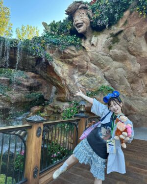 Ririko Masuzawa Instagram - ⁡
☁️⛰️𝙏𝙝𝙞𝙣𝙠 𝙤𝙛 𝙩𝙝𝙚 𝙝𝙖𝙥𝙥𝙞𝙚𝙨𝙩 𝙩𝙝𝙞𝙣𝙜𝙨✨🧚‍♀️
⁡
ファンタジースプリングスの中で
一番心待ちにしていた
『ピーター・パン』のエリア🐊🫧
⁡
ネバーランドそのもので、本当に感動🥺
ピクシーホロウにも遊びに行けるので、
本当に本当に幸せな空間でした🐻🦊🐰🦨🦝🦝
⁡
「ピーターパンのネバーランドアドベンチャー」は
ピーターパン達と本当に空を飛べるので、
わたしの夢は叶いました😭😭😭🩵💙🩵💙
作中に出てくるキャラクターが余す事なく
出て来て、乗り終わった後に"皆いる‼️"と叫んだ程😂
ピーターはイケメンだし、
ウェンディ、ティンク、ナナ、マーメイド、マイケル、マイケルのテディ、ジョン、リリー、ロストボーイズは本当に可愛くて(多)幸せ………
三半規管が弱い方は酔い止め飲んで乗るのがいいかも🫨
⁡
「フェアリー・ティンカーベルのビジーバギー」は
キッズも楽しく乗れるけど、動きがふわふわしてて
一つ一つの四季の景色が『ティンカー・ベル』
シリーズで出てくる景色を思い出させてくれるし、
お馴染みの動物達もいるので超満足でした🐞🌼
海賊船からネバーランドが見えるのもとっても可愛かったな…
もっとじっくり見たい…グッズも買えなかった分早く買いたい……！
⁡
⁡
いつ妖精の粉をかけられても、
空を飛べるような人間になりたいと思っているけれど、
そんな願いが叶う場所でした🌠
⁡ thank you so much❤︎ @tokyodisneyresort_official 
#東京ディズニーシー #東京ディズニーリゾート #ファンタジースプリングス #tokyodisneysea #tokyodisneyresort #fantasysprings #ピーターパン #ティンカーベル #peterpan #tinkerbell #neverland #ピーターパンのネバーランドアドベンチャー #フェアリーティンカーベルのビジーバギー