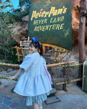 Ririko Masuzawa Instagram - ⁡
☁️⛰️𝙏𝙝𝙞𝙣𝙠 𝙤𝙛 𝙩𝙝𝙚 𝙝𝙖𝙥𝙥𝙞𝙚𝙨𝙩 𝙩𝙝𝙞𝙣𝙜𝙨✨🧚‍♀️
⁡
ファンタジースプリングスの中で
一番心待ちにしていた
『ピーター・パン』のエリア🐊🫧
⁡
ネバーランドそのもので、本当に感動🥺
ピクシーホロウにも遊びに行けるので、
本当に本当に幸せな空間でした🐻🦊🐰🦨🦝🦝
⁡
「ピーターパンのネバーランドアドベンチャー」は
ピーターパン達と本当に空を飛べるので、
わたしの夢は叶いました😭😭😭🩵💙🩵💙
作中に出てくるキャラクターが余す事なく
出て来て、乗り終わった後に"皆いる‼️"と叫んだ程😂
ピーターはイケメンだし、
ウェンディ、ティンク、ナナ、マーメイド、マイケル、マイケルのテディ、ジョン、リリー、ロストボーイズは本当に可愛くて(多)幸せ………
三半規管が弱い方は酔い止め飲んで乗るのがいいかも🫨
⁡
「フェアリー・ティンカーベルのビジーバギー」は
キッズも楽しく乗れるけど、動きがふわふわしてて
一つ一つの四季の景色が『ティンカー・ベル』
シリーズで出てくる景色を思い出させてくれるし、
お馴染みの動物達もいるので超満足でした🐞🌼
海賊船からネバーランドが見えるのもとっても可愛かったな…
もっとじっくり見たい…グッズも買えなかった分早く買いたい……！
⁡
⁡
いつ妖精の粉をかけられても、
空を飛べるような人間になりたいと思っているけれど、
そんな願いが叶う場所でした🌠
⁡ thank you so much❤︎ @tokyodisneyresort_official 
#東京ディズニーシー #東京ディズニーリゾート #ファンタジースプリングス #tokyodisneysea #tokyodisneyresort #fantasysprings #ピーターパン #ティンカーベル #peterpan #tinkerbell #neverland #ピーターパンのネバーランドアドベンチャー #フェアリーティンカーベルのビジーバギー