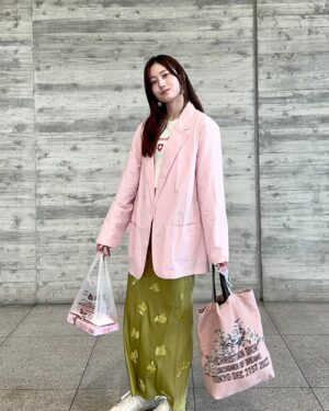 Ririko Masuzawa Instagram - ひなフェスピンク🍡🌸
伊勢鈴蘭さん、佐々木莉佳子さんから頂いた(お買い上げした)赤福がポイントです。つぶグミもたまに持ってみたりしています。
.
楽しすぎた〜っっっっ
余韻のままインスタライブする
#りりこふく #スワイプしてね #ブランドタグつけました