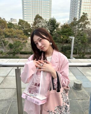 Ririko Masuzawa Instagram - ひなフェスピンク🍡🌸
伊勢鈴蘭さん、佐々木莉佳子さんから頂いた(お買い上げした)赤福がポイントです。つぶグミもたまに持ってみたりしています。
.
楽しすぎた〜っっっっ
余韻のままインスタライブする
#りりこふく #スワイプしてね #ブランドタグつけました