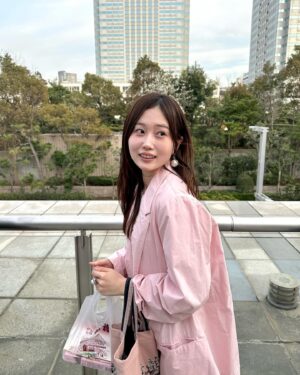 Ririko Masuzawa Instagram - ひなフェスピンク🍡🌸
伊勢鈴蘭さん、佐々木莉佳子さんから頂いた(お買い上げした)赤福がポイントです。つぶグミもたまに持ってみたりしています。
.
楽しすぎた〜っっっっ
余韻のままインスタライブする
#りりこふく #スワイプしてね #ブランドタグつけました