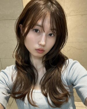 Ririko Masuzawa Instagram - 好評だった巻き髪🥐🤍🩵
.
顔周りと毛先は外巻きでくるんとさせて
あとは全体を内巻きにするだけ！簡単だよ〜◎
.
ぱちぱちおめめは @belme_riri さんに
まつぱお願いしました🫨ありがとうございました🫶🏻