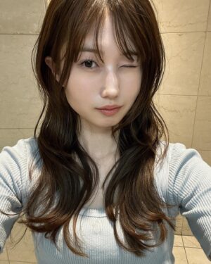 Ririko Masuzawa Instagram - 好評だった巻き髪🥐🤍🩵
.
顔周りと毛先は外巻きでくるんとさせて
あとは全体を内巻きにするだけ！簡単だよ〜◎
.
ぱちぱちおめめは @belme_riri さんに
まつぱお願いしました🫨ありがとうございました🫶🏻