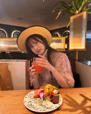 Ririko Masuzawa Instagram - 今？って感じですけど、
誕生日迎える前迎えた時あたりの写真🎂🎀
もう5月終わるけど、お祝いお待ちしてます🙂‍↕️🙂‍↕️♡