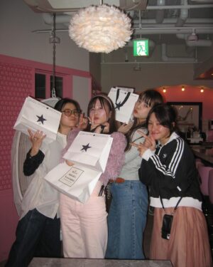 Ririko Masuzawa Instagram - 今？って感じですけど、
誕生日迎える前迎えた時あたりの写真🎂🎀
もう5月終わるけど、お祝いお待ちしてます🙂‍↕️🙂‍↕️♡