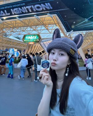 Ririko Masuzawa Instagram - 何年振りかの一人ディズニー🎠☁️
年パス時代思い出してめちゃくちゃ楽しかった…💙
#tokyodisneyland
